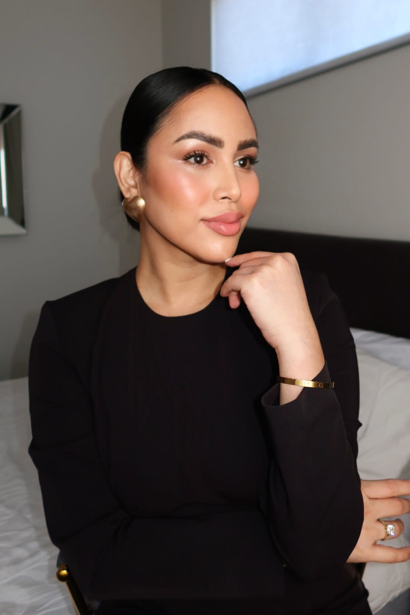 Anna’s own soft glam, sculpted and glowing